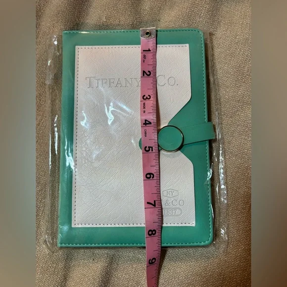 🔷🔹Tiffany & Co. Cream and Green Leather Accessory - Picture 8 of 13